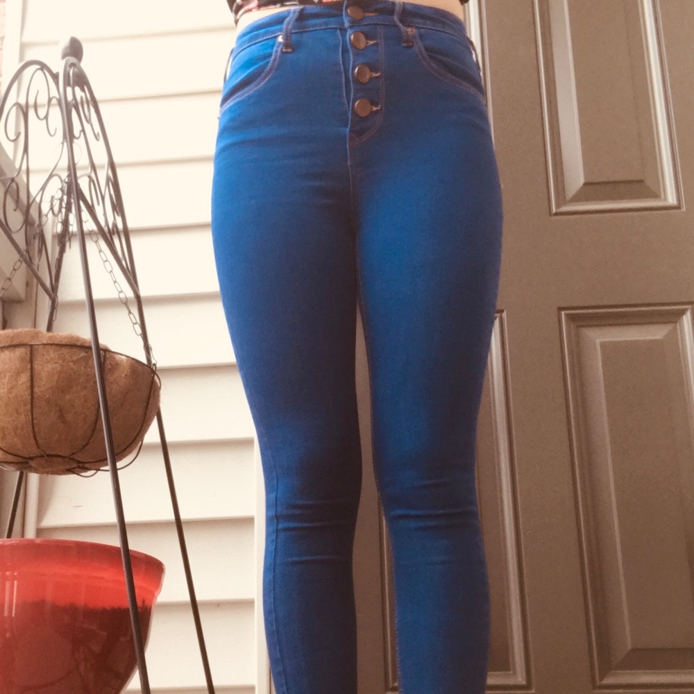 Four buttoned blue skinny jeans